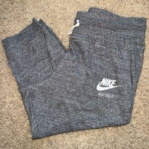 Nike women’s Heather Gray Sweatpants capri joggers